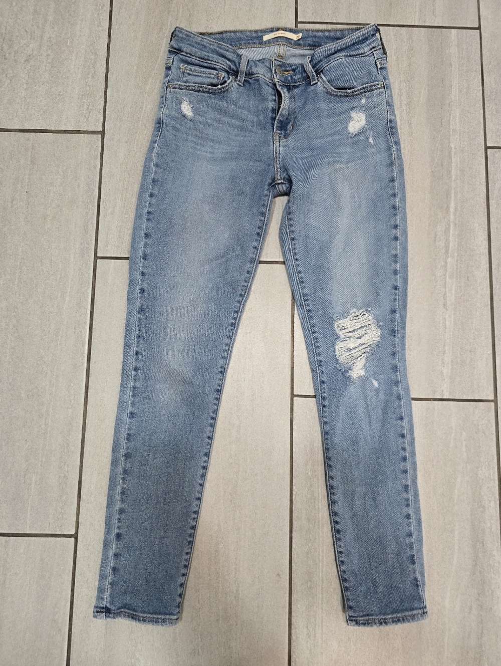 Levi’s 711 Skinny Jeans Womens Size 26 Light Wash Distressed Denim Stretch